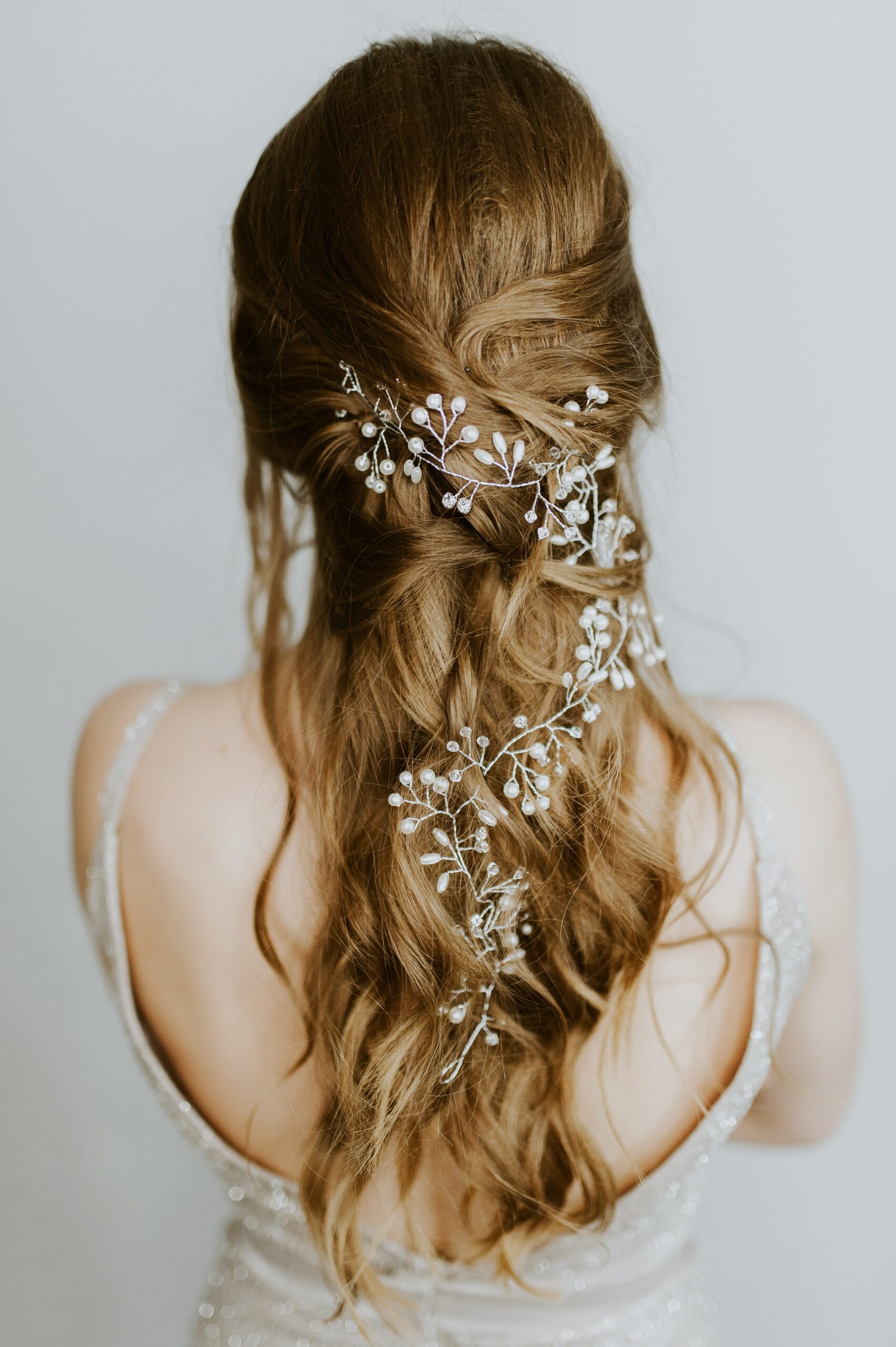 woman wearing white floral hair accessory